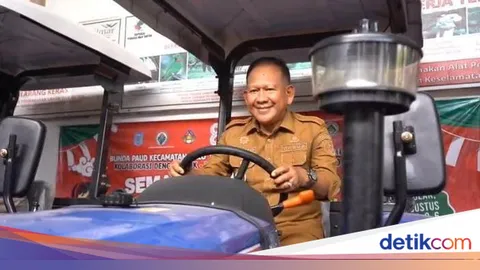 Lima Kelompok Tani Merangin Terima Traktor Roda Empat